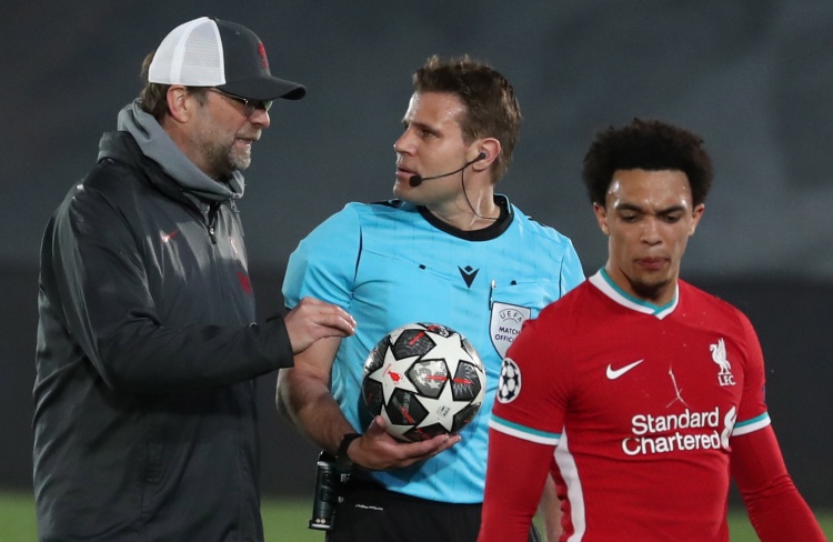 意甲战报：博纳佐利点射萨纳布里亚建功，克雷莫纳2-0莱切（意甲快讯：克雷莫纳2-0莱切，博纳佐利点射、萨纳布里亚破门）