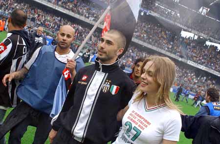 爷青回，维耶里社媒晒与大罗、巴乔、托蒂、卡纳瓦罗等人合照