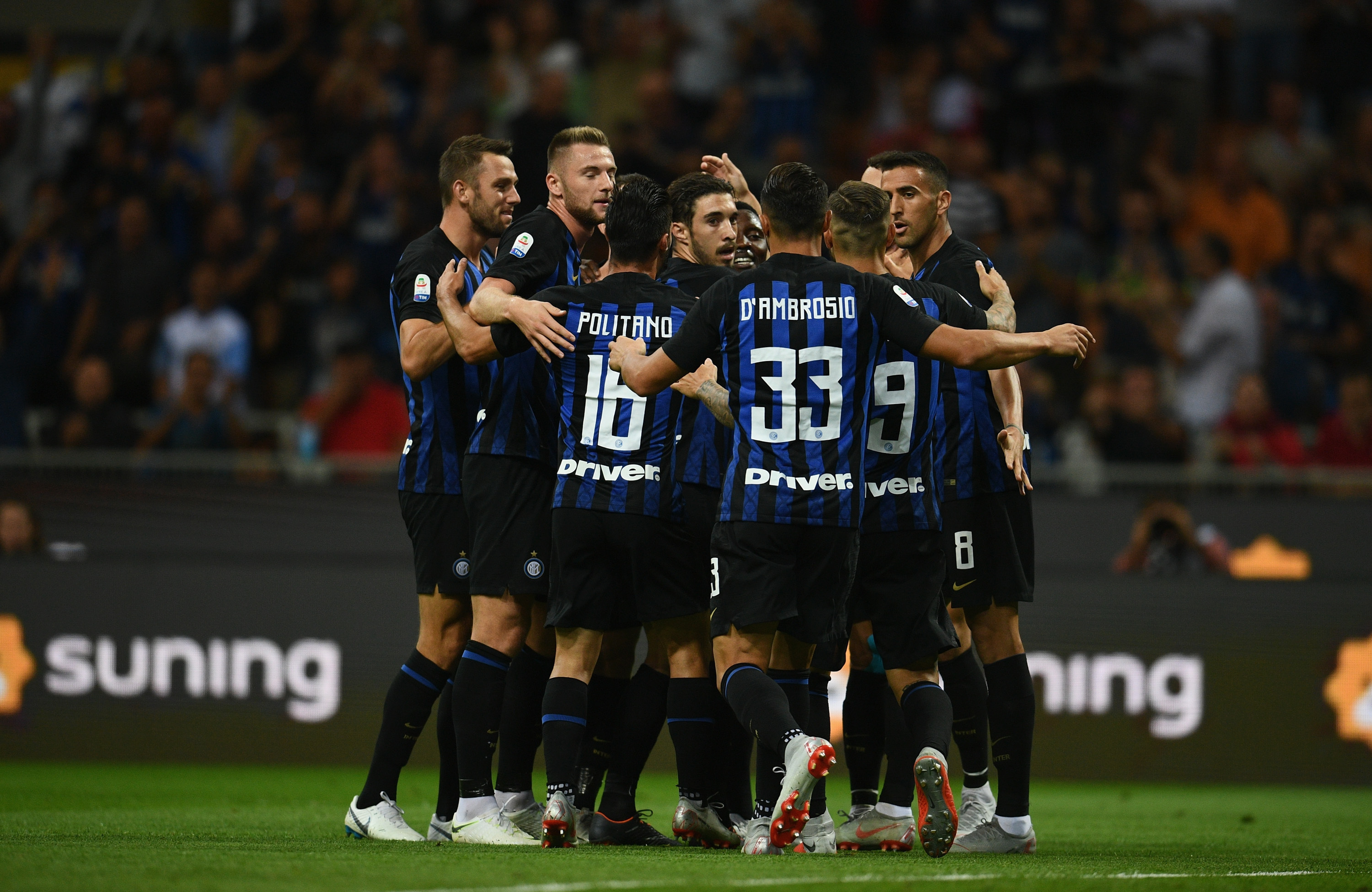 成都蓉城在中超和足协杯表现不佳，古尔芬克尔可能离队，周定洋面临续约问题，俱乐部需补强阵容。（双线低迷的成都蓉城：古尔芬克尔或离队、周定洋续约成疑，补强迫在眉睫）