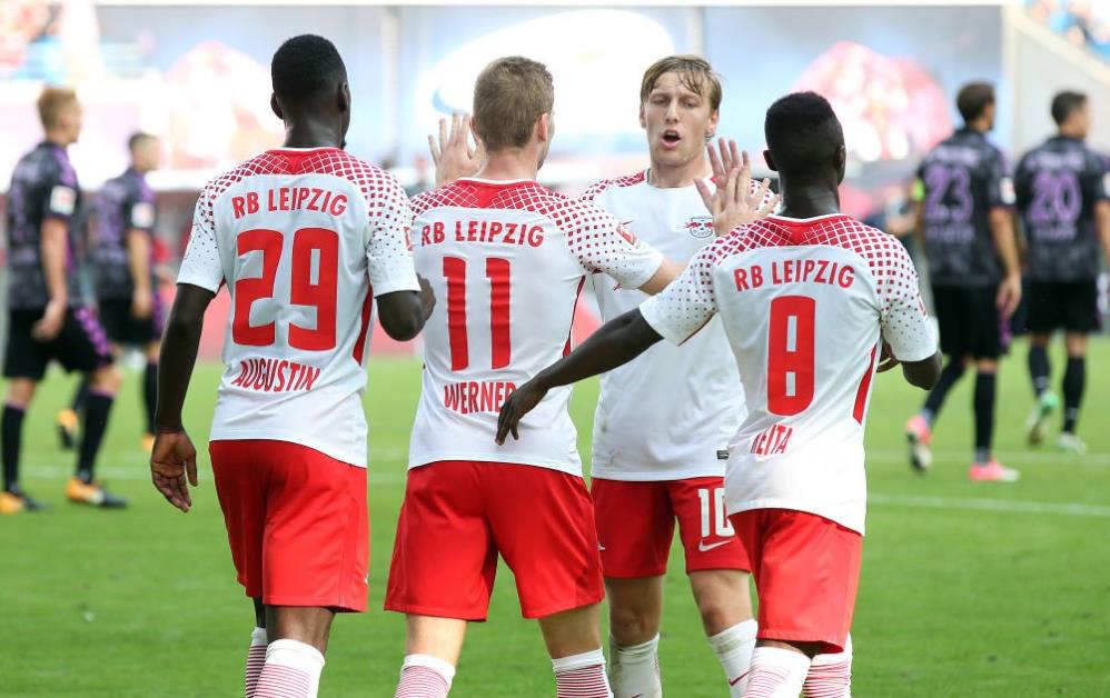 山东泰山今天下午在基地举行球迷开放日，一百多名球迷到场