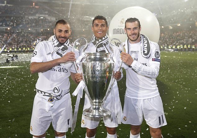 爱美的年纪？亚马尔接受护发和痤疮治疗，全身心做好自我养护（青春爱美正当时：亚马尔进行护发与祛痘护理，专注全方位自我管理）