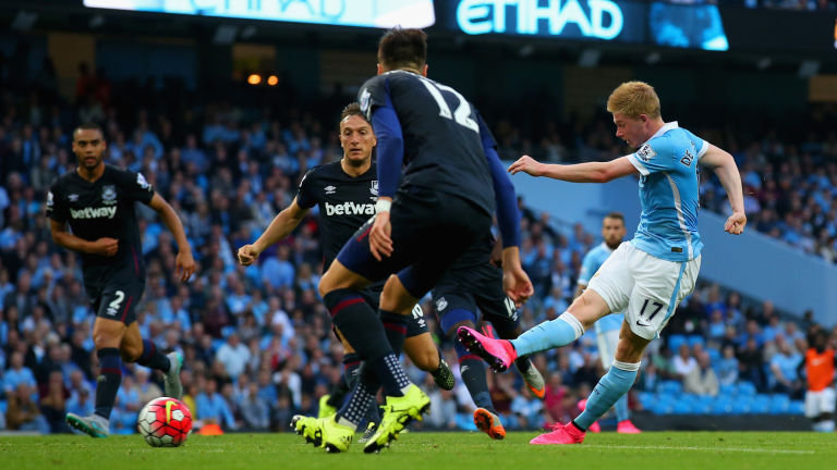 西甲最新积分榜：巴萨43分位列榜首，皇马42分紧追不舍（西甲积分榜更新：巴萨43分登顶，皇马42分紧随其后）