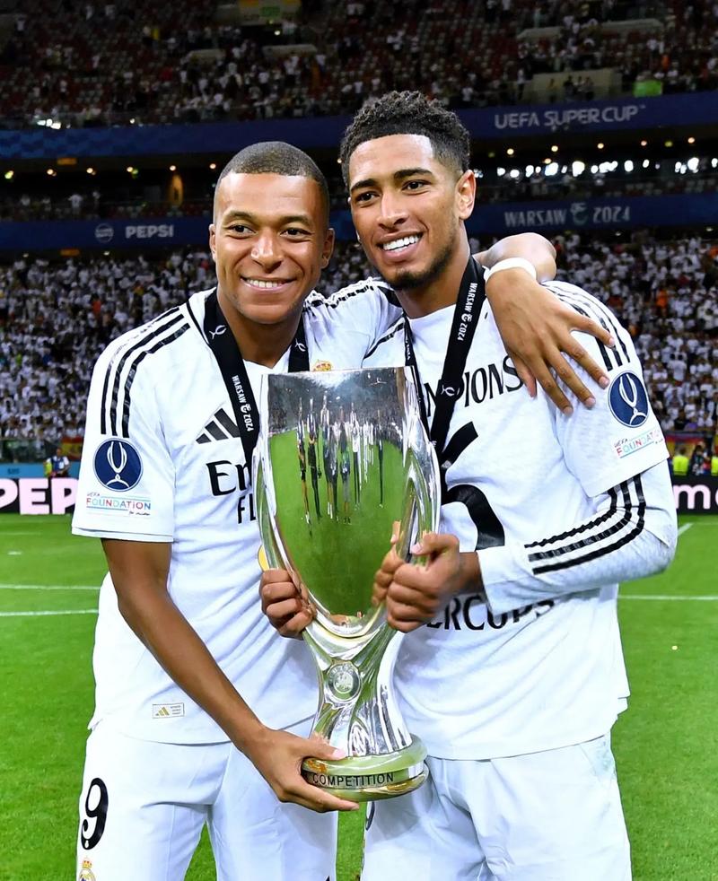 皇马本赛季西甲比赛已出现12张红牌，比其他球队至少多4张（皇马本季西甲已吃到12张红牌，较其他队至少多4张）